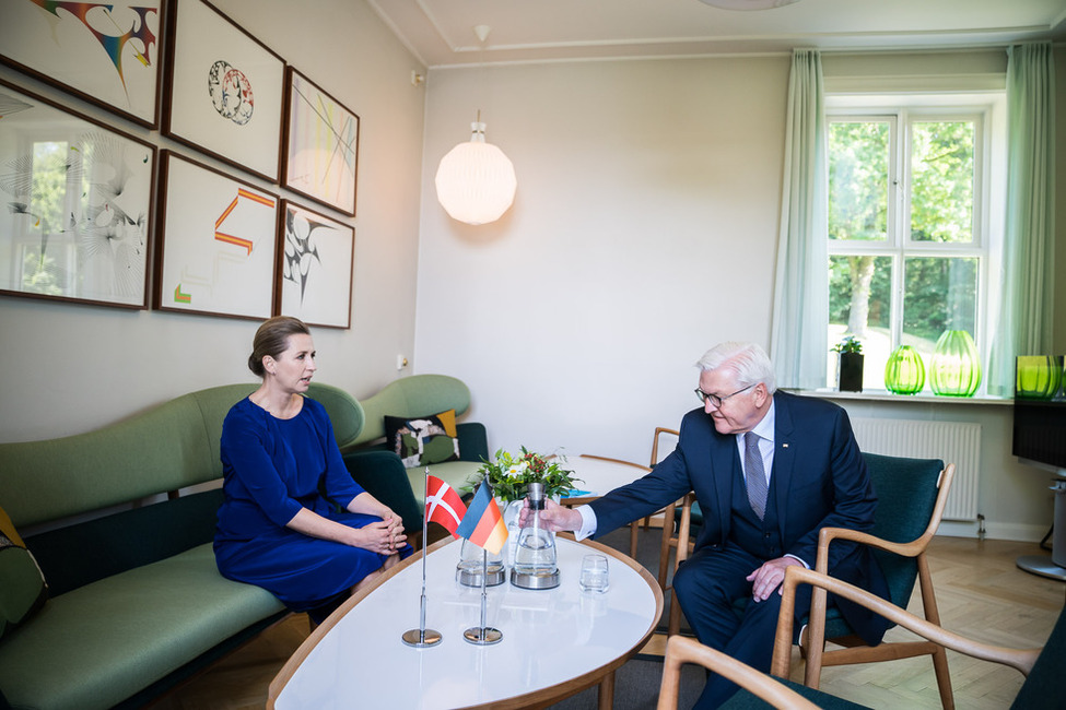 Bundespräsident Frank-Walter Steinmeier beim Gespräch mit der Ministerpräsidentin des Königreiches Dänemark Mette Frederiksen in Kolding anlässlich einer Reise nach Dänemark 