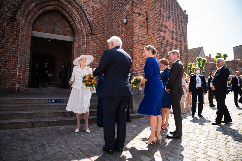 Bundespräsident Frank-Walter Steinmeier und Elke Büdenbender bei der Begrüßung durch die Königin des Königreiches Dänemark im Dom St. Marien zu Hadersleben anlässlich einer Reise nach Dänemark 