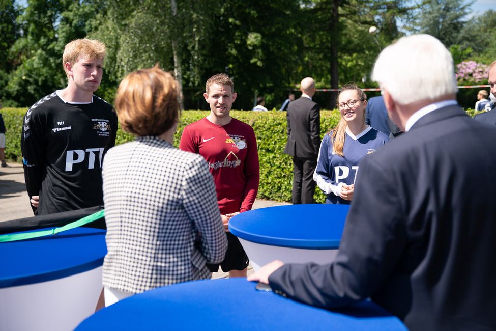 Bundespräsident Frank-Walter Steinmeier und Elke Büdenbender beim Rundgang über das Schulgelände des Deutschen Gymnasiums für Nordschleswig in Apenrade anlässlich einer Reise nach Dänemark 