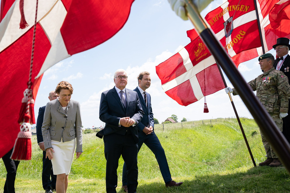 Bundespräsident Frank-Walter Steinmeier und Elke Büdenbender bei der Zeremonie zum 100-jährigen Jubiläum der friedlichen dänisch-deutschen Grenzziehung an den Düppeler Schanzen in Dänemark 