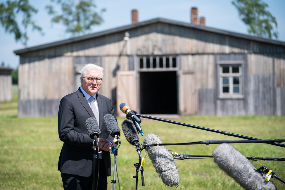 Bundespräsident Frank-Walter Steinmeier bei der Begegnung mit der Presse auf dem Lagergelände an der Kriegsgräberstätte der Gedenkstätte im ehemaligen Kriegsgefangenenlager Stalag X B in Sandbostel