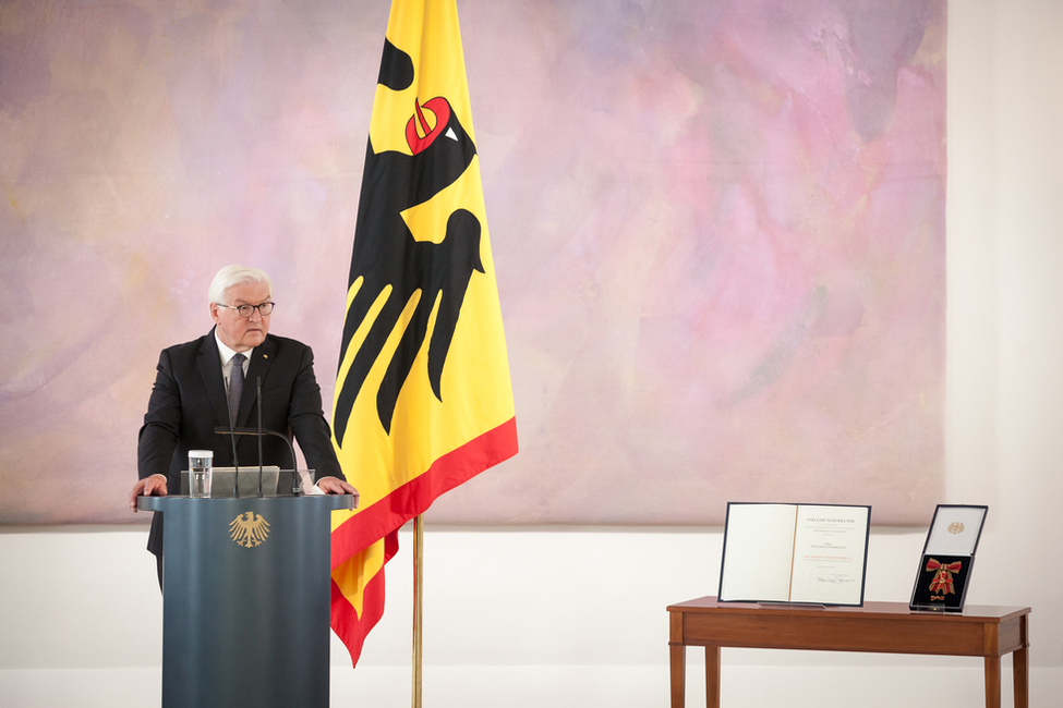 Bundespräsident Frank-Walter Steinmeier hält eine Ansprache bei der Verleihung des Großen Verdienstkreuzes an Swetlana Alexijewitsch in  Schloss Bellevue.