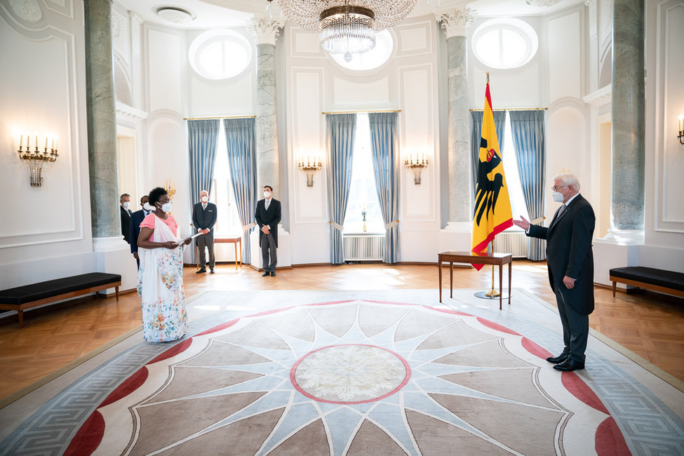 Bundespräsident Frank-Walter Steinmeier empfängt das Beglaubigungsschreibens von Appolonie Nibona aus der Republik Burundi im Langhanssaal von Schloss Bellevue anlässlich der Akkreditierung von Botschafterinnen und Botschaftern