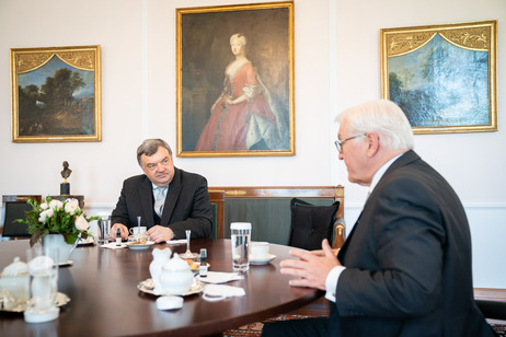 Bundespräsident Frank-Walter Steinmeier im Austausch mit Botschafter Ramūnas Misiulis aus der Republik Litauen m Salon Luise von Schloss Bellevue anlässlich der Akkreditierung von Botschafterinnen und Botschaftern