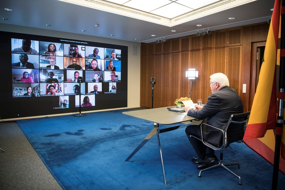 Bundespräsident Frank-Walter Steinmeier im Gespräch per Videoschalte mit Fellows des internationalen Forschungsprojekts "Ethik der Digitalisierung" zum Thema "Toward an African Narrative on Digital Sovereignty".