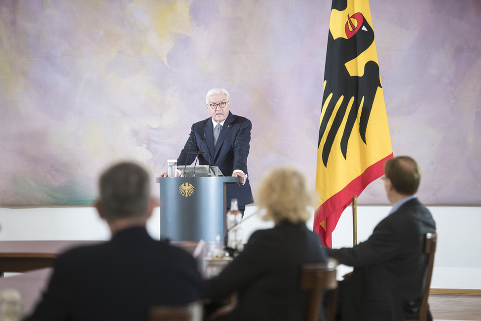 Bundespräsident Frank-Walter Steinmeier hält eine Rede bei der Begegnung mit dem Nationalen Rat gegen sexuelle Gewalt an Kindern und Jugendlichen im Großen Saal von Schloss Bellevue 