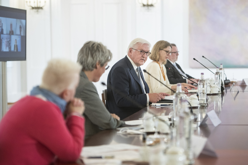 Bundespräsident Frank-Walter Steinmeier im Austausch mit dem Nationalen Rat gegen sexuelle Gewalt an Kindern und Jugendlichen im Großen Saal von Schloss Bellevue 