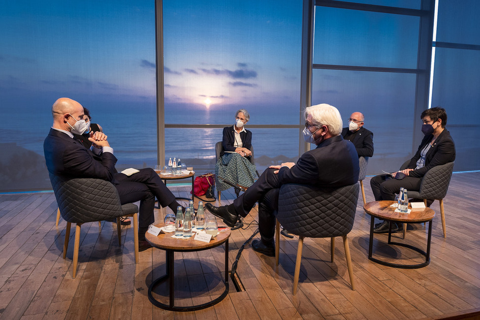 Bundespräsident Frank-Walter Steinmeier bei einer Gesprächsrunde zu Zukunftsperspektiven der israelischen Gesellschaft im Peres Center for Peace and Innovation in Tel Aviv-Jaffa anlässlich des Staatsbesuchs in Israel