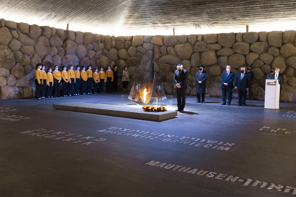 Bundespräsident Frank-Walter Steinmeier bei der Kranzniederlegung in der Hall of Remembrance der Gedenkstätte Yad Vashem anlässlich des Staatsbesuchs in Israel