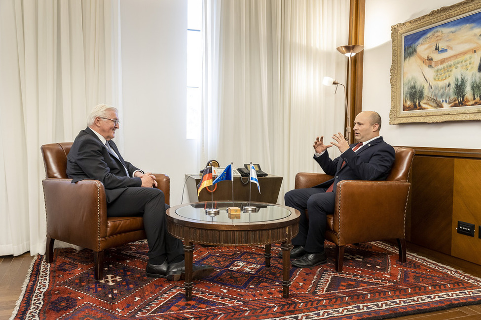 Bundespräsident Frank-Walter Steinmeier im Gespräch mit dem Premierminister des Staates Israel, Naftali Bennett anlässlich des Staatsbesuchs in Israel