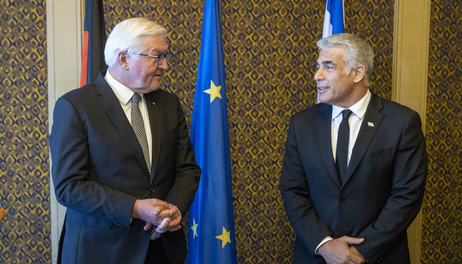 Bundespräsident Frank-Walter Steinmeier im Gespräch mit dem alternierenden Präsidenten des Staates Israel, Yair Lapid anlässlich des Staatsbesuchs in Israel