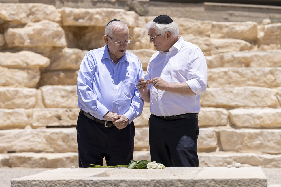 Bundespräsident Frank-Walter Steinmeier beim Besuch der Grabstätte von David und Paula Ben-Gurion  anlässlich des Staatsbesuchs in Israel.