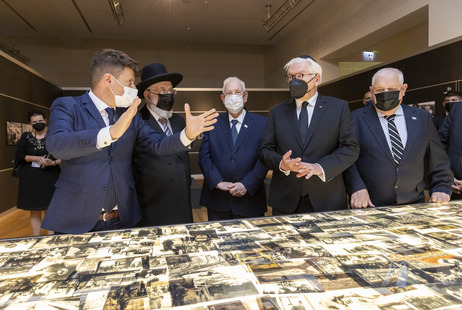 Bundespräsident Frank-Walter Steinmeier und Staatspräsident Reuven Rivlin  beim gemeinsamen Besuch der Fotoausstellung "Flashes of Memory" und des Shoah Legacy Campus in der Gedenkstätte Yad Vashem anlässlich des Staatsbesuchs in Israel