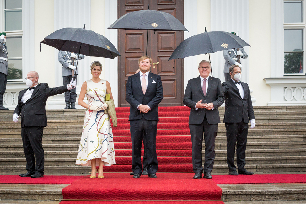 Bundespräsident Frank-Walter Steinmeier begrüßt König Willem-Alexander der Niederlande und Königin Máxima am Schlossportal von Schloss Bellevue anlässlich des Staatsbesuchs aus den Niederlanden 