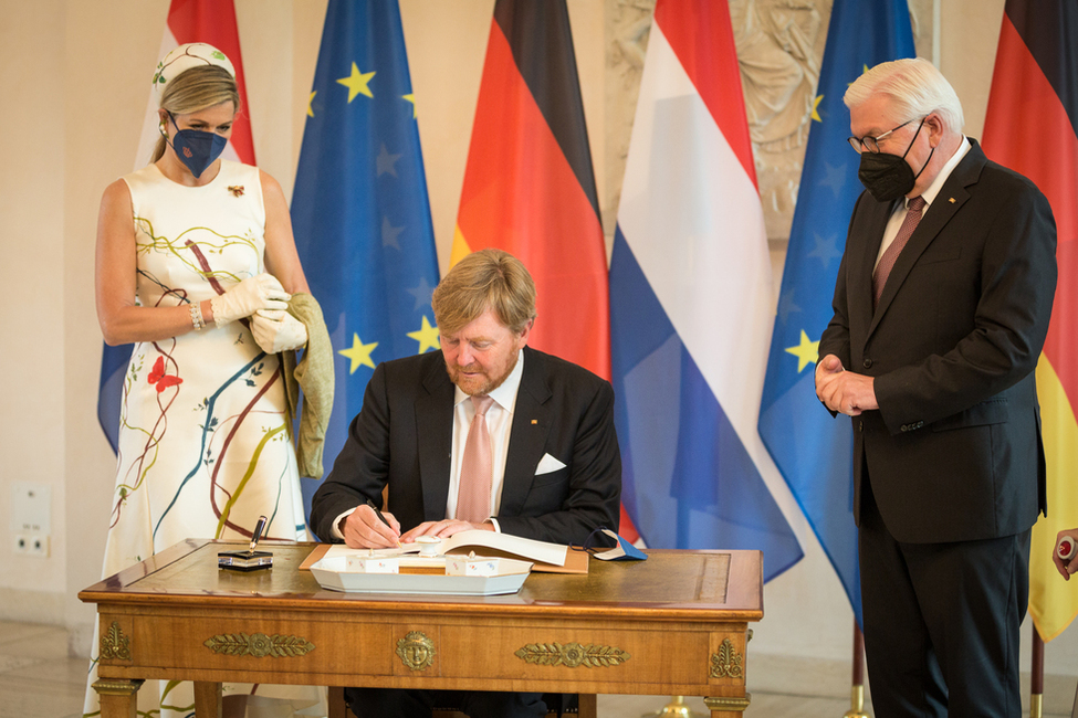 Bundespräsident Frank-Walter Steinmeier begleitet König Willem-Alexander der Niederlande und Königin Máxima beim Eintrag ins Gästebuch in der Eingangshalle von Schloss Bellevue anlässlich des Staatsbesuchs aus den Niederlanden 