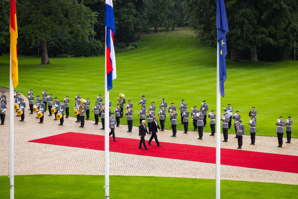 Bundespräsident Frank-Walter Steinmeier bei der Begrüßung von König Willem-Alexander der Niederlande und Königin Máxima mit militärischen Ehren im Schlosspark von Schloss Bellevue anlässlich des Staatsbesuchs aus den Niederlanden 