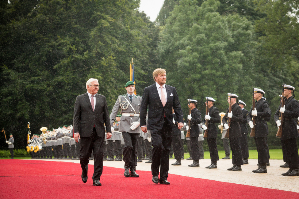 Bundespräsident Frank-Walter Steinmeier bei der Begrüßung von König Willem-Alexander der Niederlande und Königin Máxima mit militärischen Ehren im Schlosspark von Schloss Bellevue anlässlich des Staatsbesuchs aus den Niederlanden 