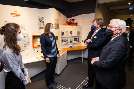 Bundespräsident Frank-Walter Steinmeier und König Willem-Alexander der Niederlande bei einer Führung durch das Anne Frank Zentrum in Berlin anlässlich des Staatsbesuchs aus den Niederlanden 