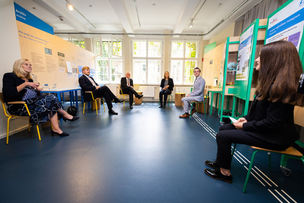 Bundespräsident Frank-Walter Steinmeier und König Willem-Alexander der Niederlande bei der Begegnung mit Anne Frank Botschafterin Paula Schmidt und Botschafter Philipp Prüter im Anne Frank Zentrum in Berlin anlässlich des Staatsbesuchs