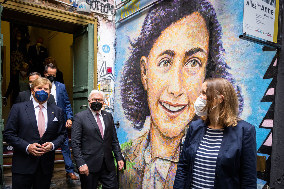 Bundespräsident Frank-Walter Steinmeier und König Willem-Alexander der Niederlande verabschieden sich von Direktorin Veronika Nahm des Anne Frank Zentrums in Berlin anlässlich des Staatsbesuchs der Niederlande 