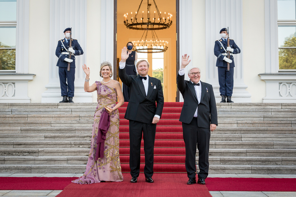Bundespräsident Frank-Walter Steinmeier begrüßt König Willem-Alexander der Niederlande und Königin Máxima am Schlossportal vor dem Staatsbankett
