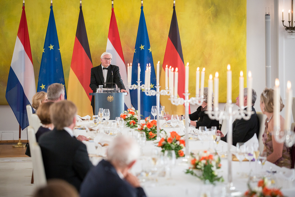 Bundespräsident Frank-Walter Steinmeier hält eine Rede beim Staatsbankett zu Ehren von König Willem-Alexander der Niederlande und Königin Máxima, gegeben vom Bundespräsidenten und Elke Büdenbender, im Großen Saal von Schloss Bellevue