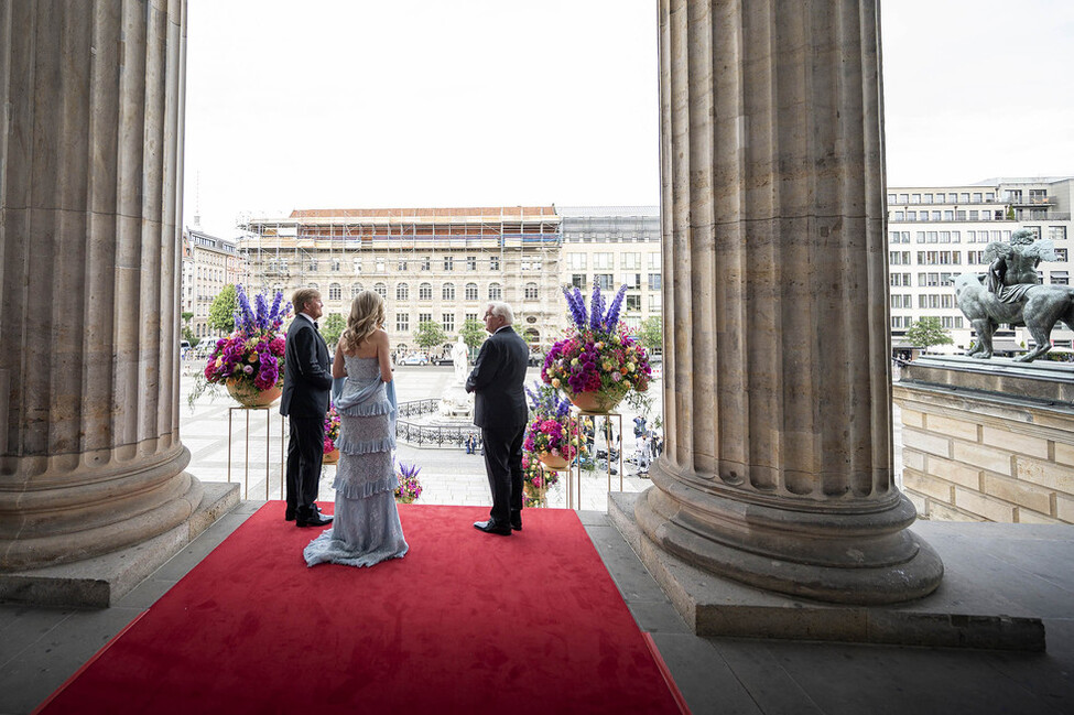 Bundespräsident Frank-Walter Steinmeier bei der Begrüßung am Konzerthaus am Gendarmenmarkt in Berlin anlässlich des Konzerts auf Einladung von König Willem-Alexander der Niederlande und Königin Máxima