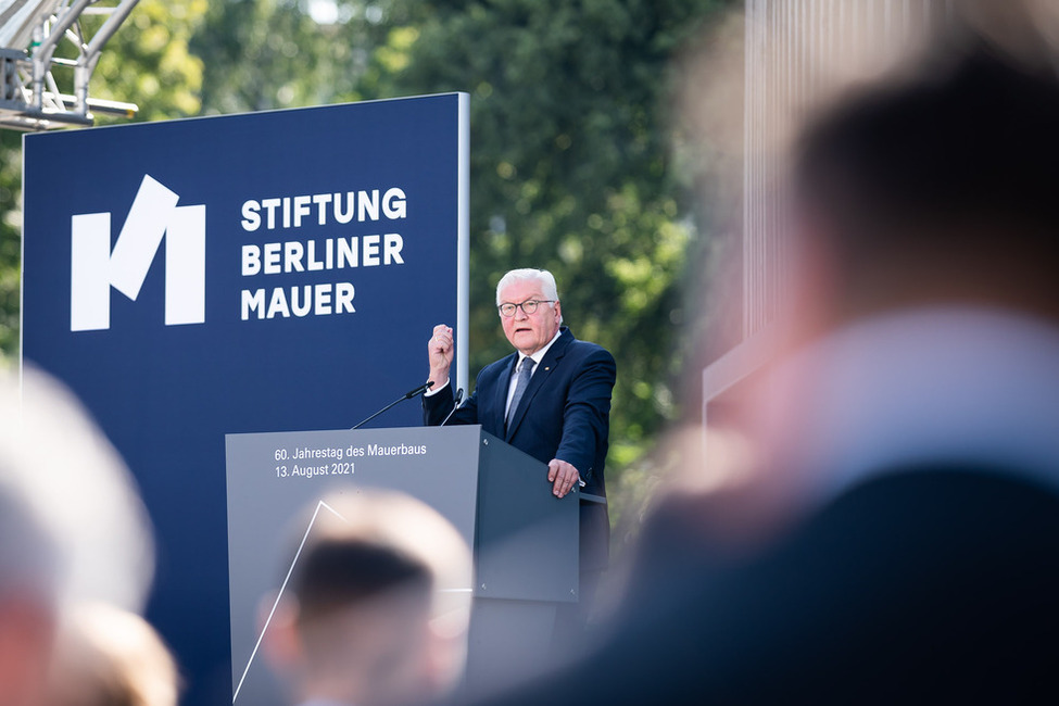 Bundespräsident Frank-Walter Steinmeier hält eine Ansprache bei der zentralen Gedenkveranstaltung zum 60. Jahrestag des Mauerbaus an der Kapelle der Versöhnung in der Bernauer Straße