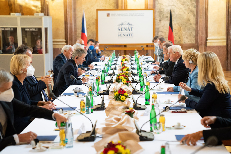 Bundespräsident Frank-Walter Steinmeier im Gespräch mit dem Präsidenten des Senats der Tschechischen Republik, Miloš Vystrčil anlässlich einer Reise in die Tschechische Republik.