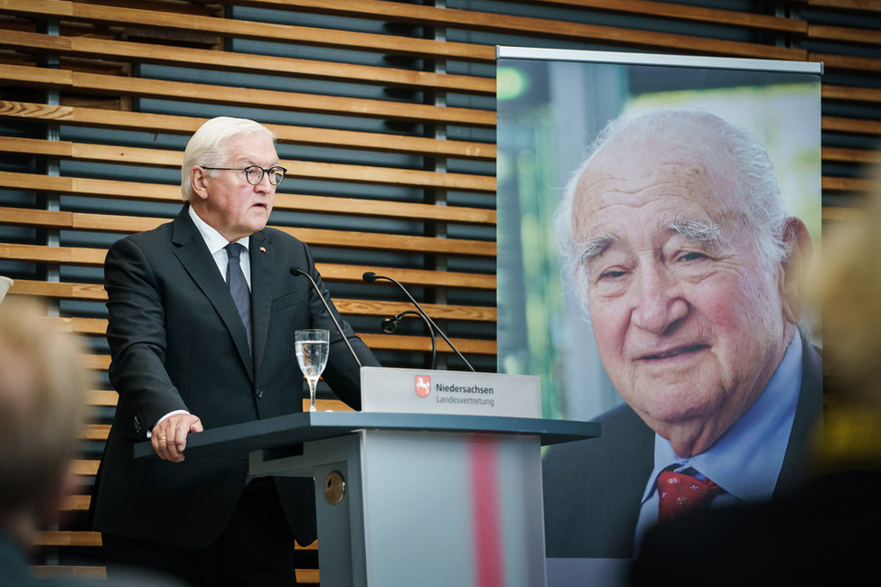 Bundespräsident Frank-Walter Steinmeier hält eine Ansprache bei einer Veranstaltung des Internationalen Auschwitz Komitees zum Gedenken an Roman Kent auf einer Bühne in der Landesvertretung Niedersachsen