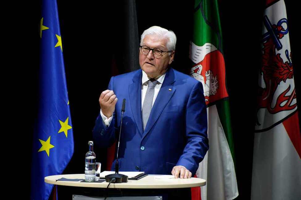 Bundespräsident Frank-Walter Steinmeier hält eine Laudatio auf Rachel Salamander zur Verleihung des Heine-Preises der Stadt Düsseldorf 