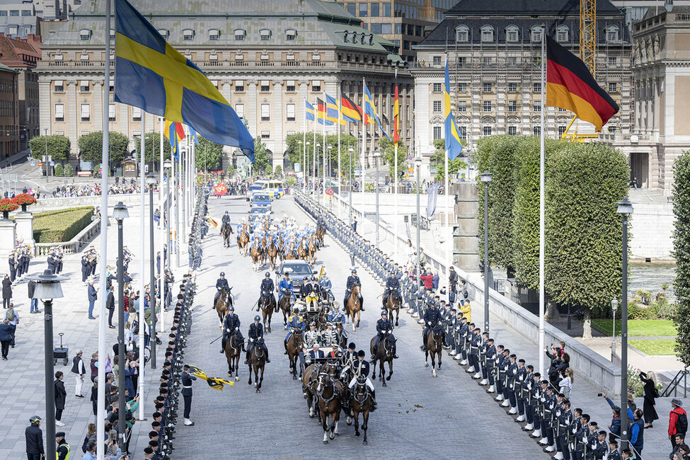 Bundespräsident Frank-Walter Steinmeier gemeinsam mit König Carl XVI. Gustaf von Schweden in einer Kutsche auf dem Weg in den Königlichen Palast im Rahmen des Staatsbesuchs in Schweden