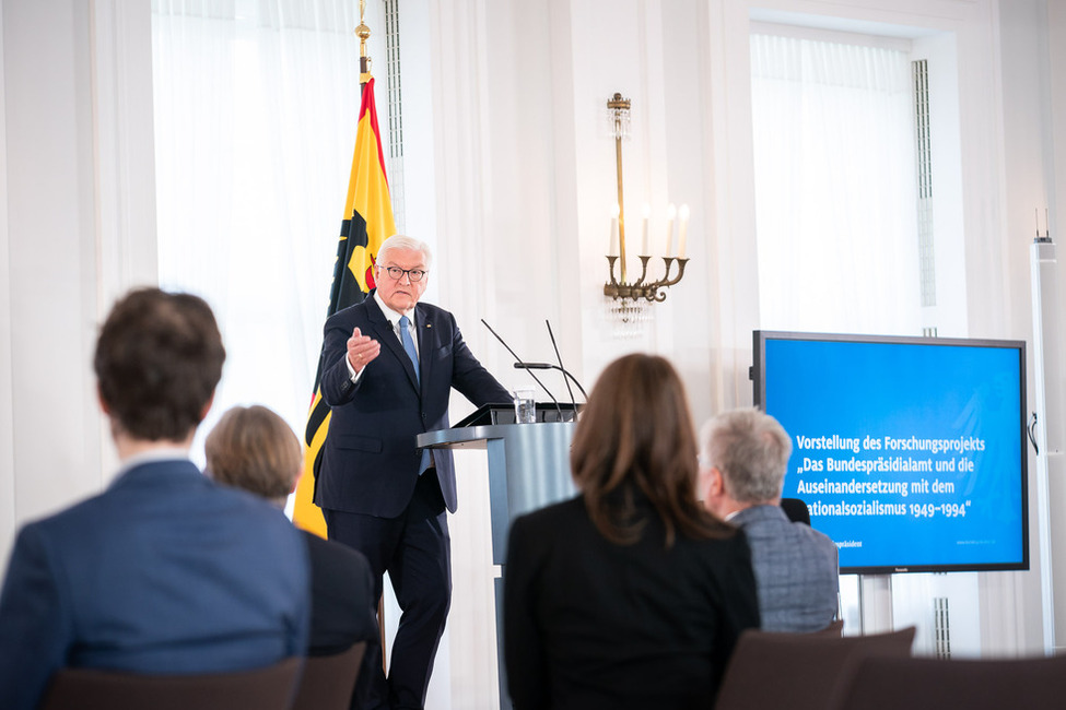 Bundespräsident Frank-Walter Steinmeier hält eine Rede zur Vorstellung des Forschungsprojekts "Das Bundespräsidialamt und die Auseinandersetzung mit dem Nationalsozialismus 1949–1994" in Schloss Bellevue