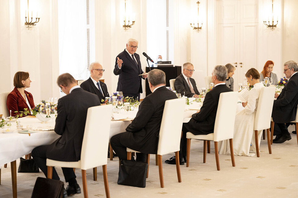 Bundespräsident Frank-Walter Steinmeier hält eine Ansprache beim Mittagessen mit der Präsidentin der Republik Estland, Kersti Kaljulaid, und den Präsidenten der Republik Lettland, Egils Levits und der Republik Litauen, Gitanas Nausėda, in Schloss Bellevue