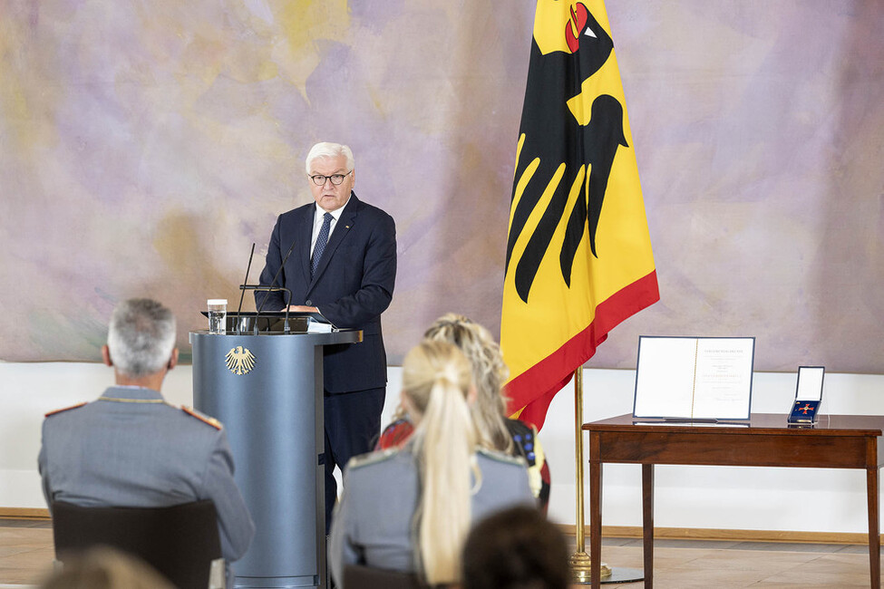 Bundespräsident Frank-Walter Steinmeier hält eine Ansprache vor der Verleihung des Verdienstkreuzes 1. Klasse des Verdienstordens der Bundesrepublik Deutschland an Brigadegeneral Jens Arlt im Großen Saal