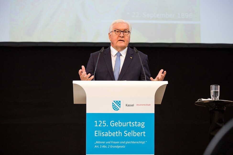 Bundespräsident Frank-Walter Steinmeier hält eine Ansprache beim Festakt zum 125. Geburtstag von Elisabeth Selbert in Kassel.