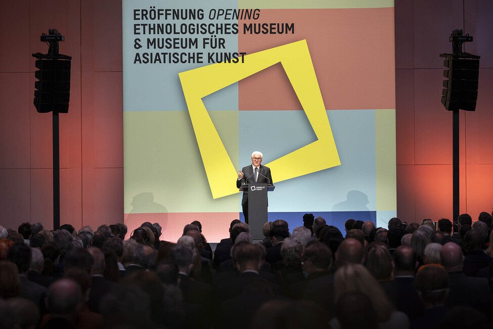 Bundespräsident Frank-Walter Steinmeier hält eine Rede beim Festakt zur Ausstellungseröffnung im Humboldt Forum