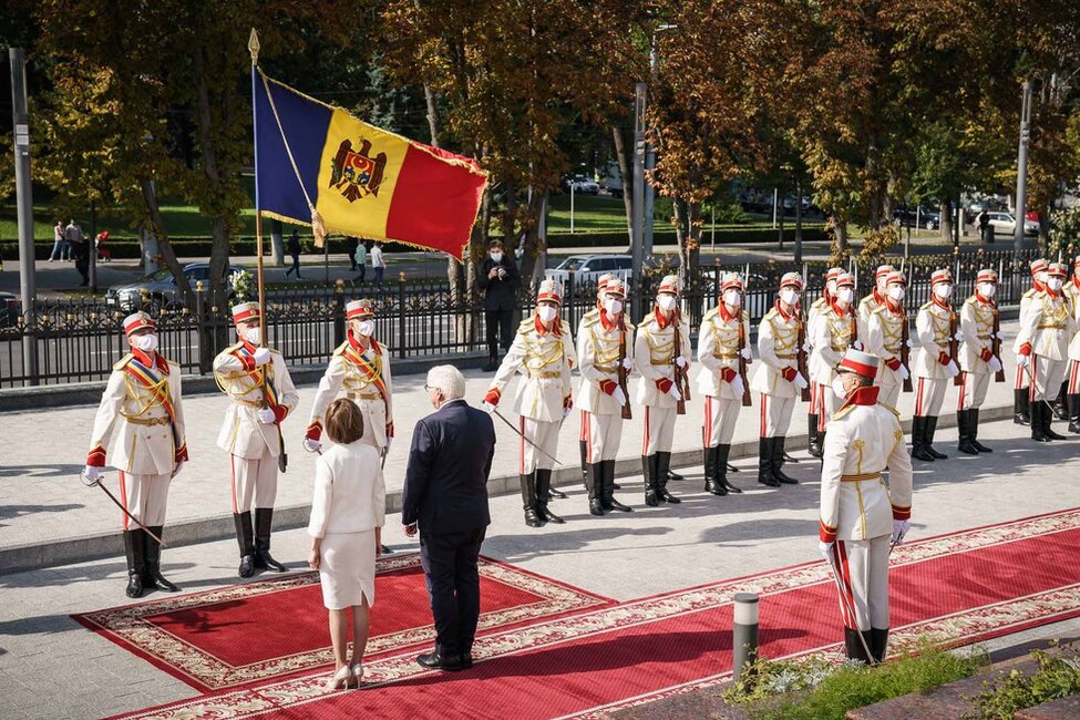 Bundespräsident Frank-Walter Steinmeier mit der Präsidentin der Republik Moldau, Maia Sandu, bei der Begrüßung mit militärischen Ehren am Amtssitz der Präsidentin in Chişinău