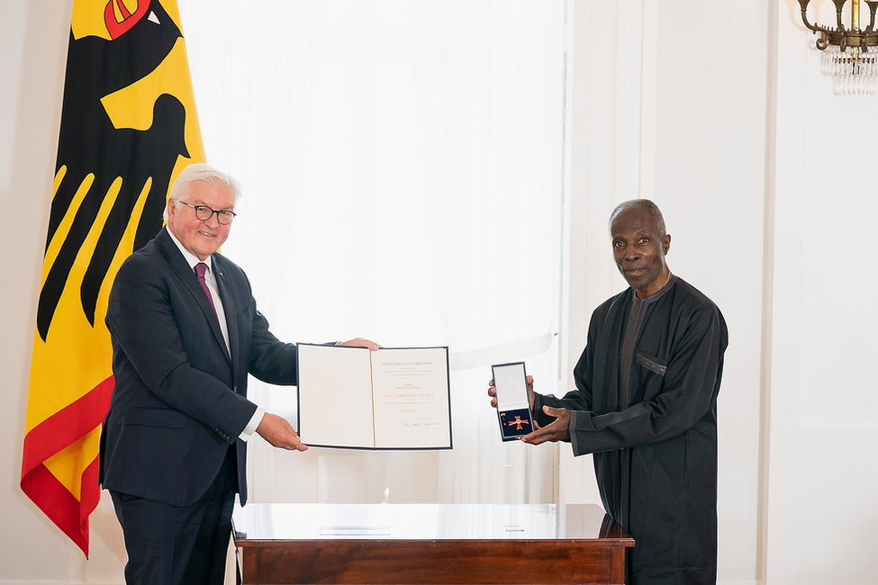 Bundespräsident Frank-Walter Steinmeier verleiht dem Fotograf, Autor und Kurator Akinbode Akinbiyi aus Berlin das Verdienstkreuz 1. Klasse im Großen Saal von Schloss Bellevue