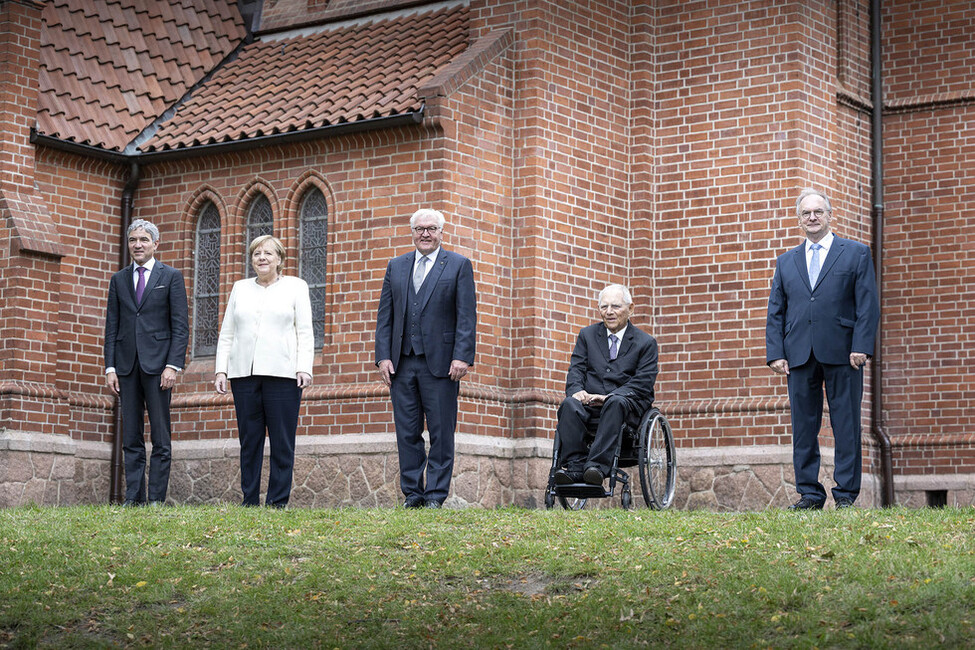 Bundespräsident Frank-Walter Steinmeier mit den Spitzen der anderen Verfassungsorgane vor der Pauluskirche in Halle (Saale) vor dem ökumenischen Gottesdienst am Tag der Deutschen Einheit