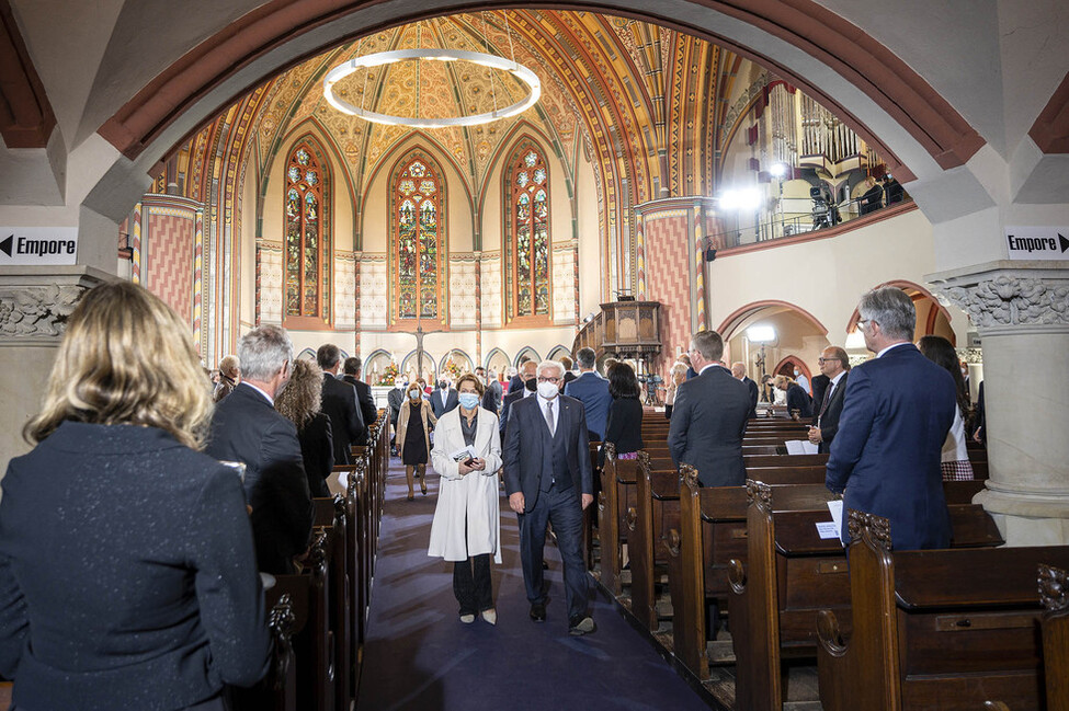 Bundespräsident Frank-Walter Steinmeier und Elke Büdenbender in der Pauluskirche in Halle (Saale) nach dem ökumenischen Gottesdienst am Tag der Deutschen Einheit