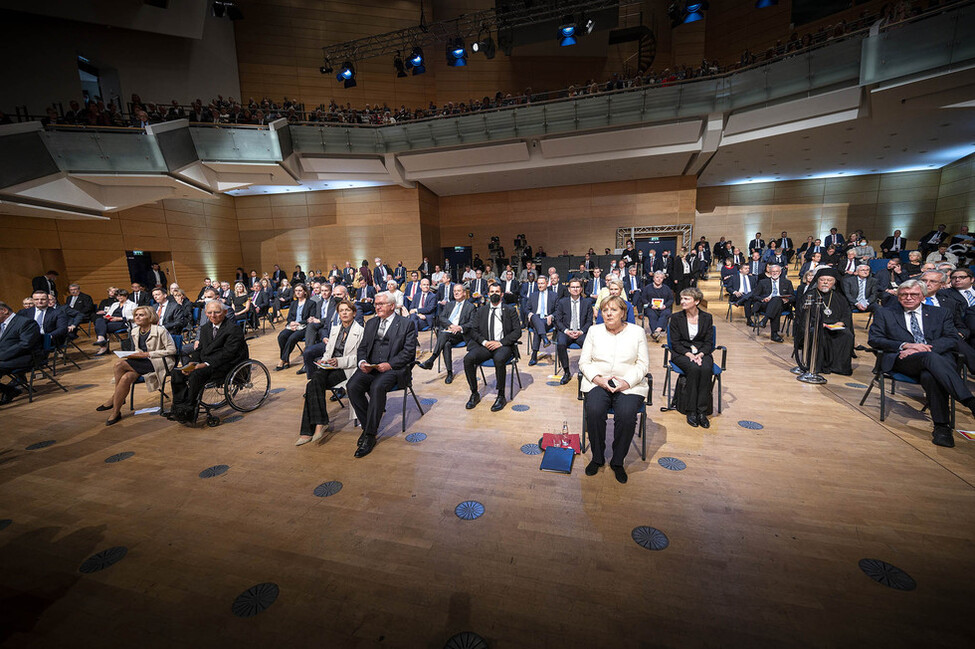 Bundespräsident Frank-Walter Steinmeier und Elke Büdenbender nehmen am Festakt zum Tag der Deutschen Einheit in der Georg-Friedrich-Händel-Halle in Halle (Saale) teil