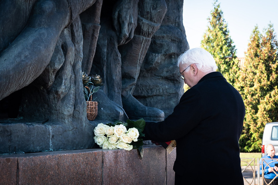 Bundespräsident Frank-Walter Steinmeier legt während seines Besuchs in der Ukraine am offiziellen Denkmal für die Opfer von Korjukiwka Blumen nieder