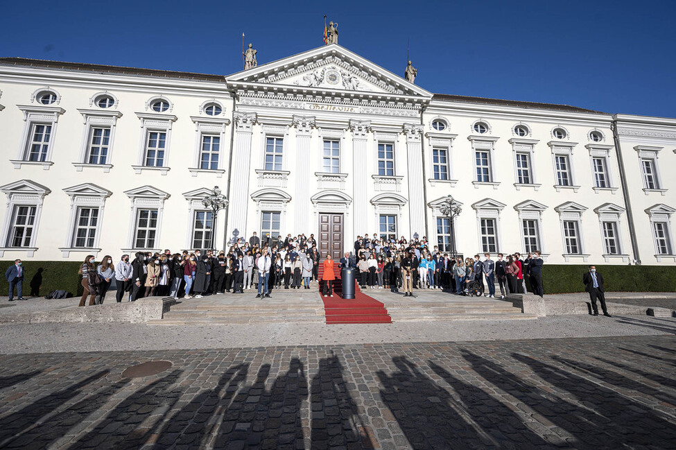 Bundespräsident Frank-Walter Steinmeier hält eine Rede am Schlossportal vor dem "Takeover Bellevue", bei dem der Amtssitz des Bundespräsidenten für einen Tag an 150 junge Menschen übergeben wird.