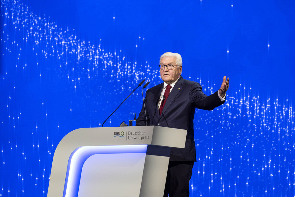 Bundespräsident Frank-Walter Steinmeier hält bei der Verleihung des Deutschen Umweltpreises 2021 eine Ansprache 