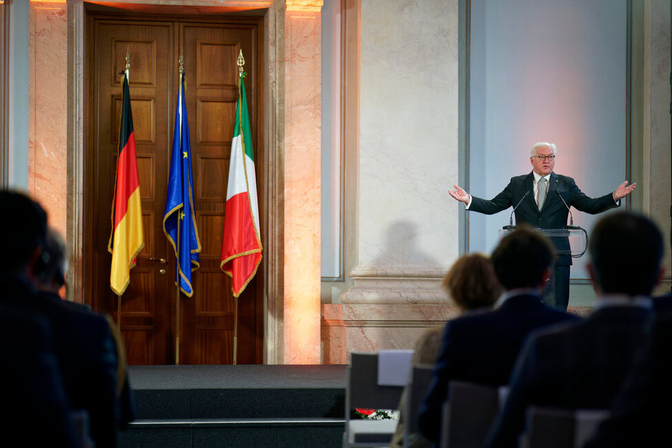 Bundespräsident Frank-Walter Steinmeier hält eine Ansprache bei der Verleihung des deutsch-italienischen Städtepartnerschaftspreises in der Botschaft der Republik Italien in Berlin