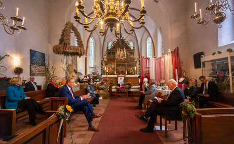 Bundespräsident Frank-Walter Steinmeier besucht den Erntedankgottesdienst in der St.-Victor-Kirche in Victorbur, Südbrookmerland
