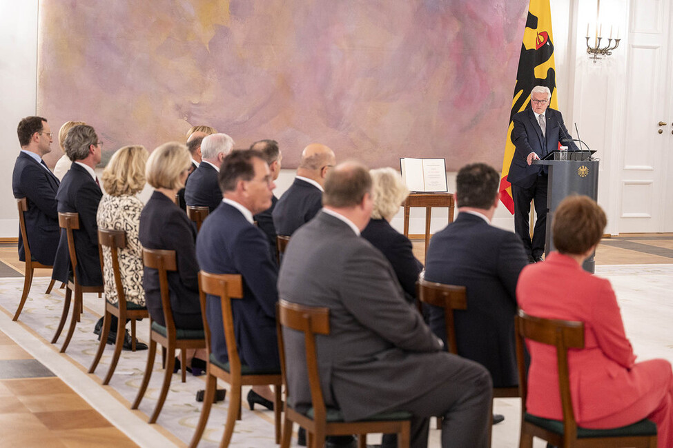 Bundespräsident Frank-Walter Steinmeier hält eine Ansprache im Großen Saal in Schloss Bellevue vor der Entlassung der Bundeskanzlerin und der Mitglieder der Bundesregierung