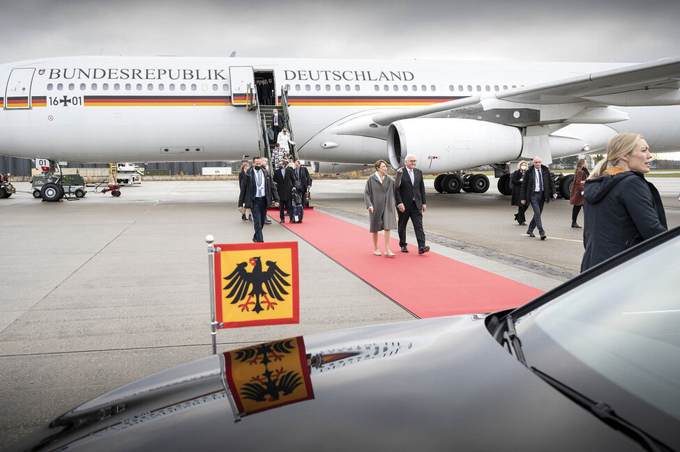 Bundespräsident Frank-Walter Steinmeier und Elke Büdenbender bei der Ankunft am Flughafen in Oslo