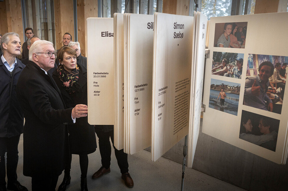 Bundespräsident und Elke Büdenbender sehen sich eine Installation mit Namen und Bildern der Opfer im Hegnhuset an, der Gedenkstätte zur Erinnerung an die Opfer des Terroranschlags vom 22. Juli 2011 auf der Insel Utøya